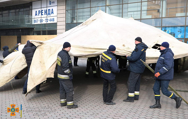 Рятувальники Дніпропетровщини встановили на залізничному вокзалі два додаткових намети для обігріву