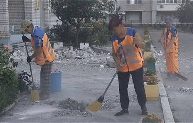 Майже добу комунальники Дніпра працюють у постраждалих від ворожих обстрілів районах міста