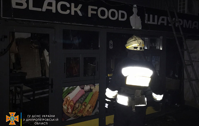 Вночі у Дніпрі зайнявся кіоск: вогнем пошкоджено обладнання та продукція 
