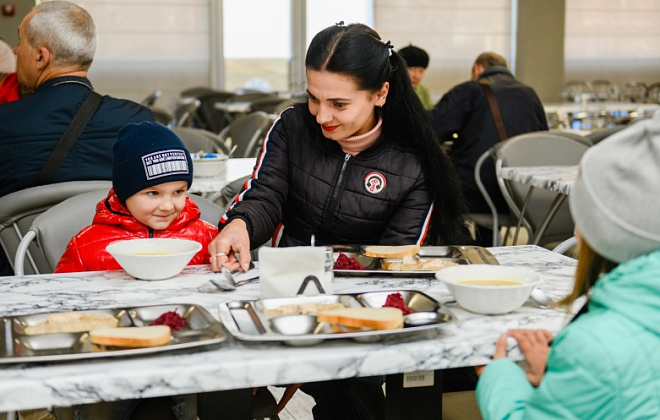 У дніпровському соціальному ресторані щодня безкоштовно годують обідами до 500 переселенців