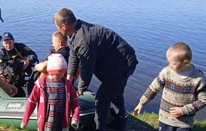В Хмельницкой области сотрудники ГСЧС спасли трех детей, которые дрейфовали в деревянной лодке