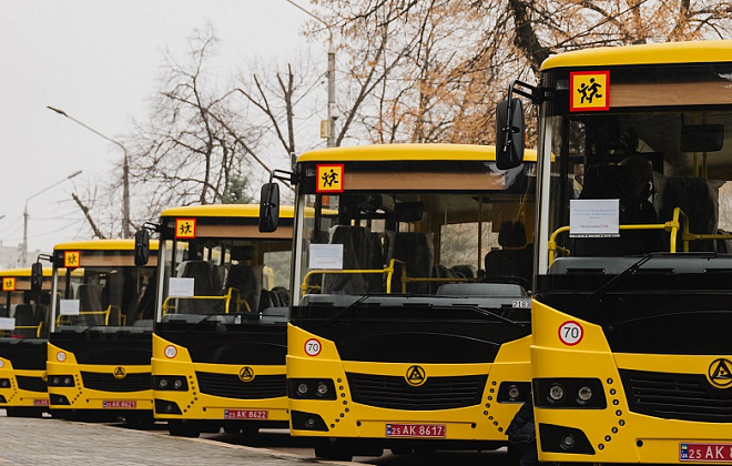 Громадам області передали ще 7 нових шкільних автобусів