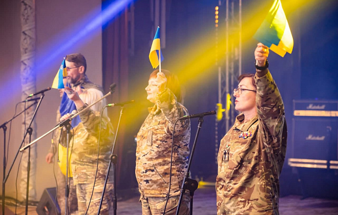 У Дніпрі на честь волонтерів та військових заспівали патріотичні пісні 