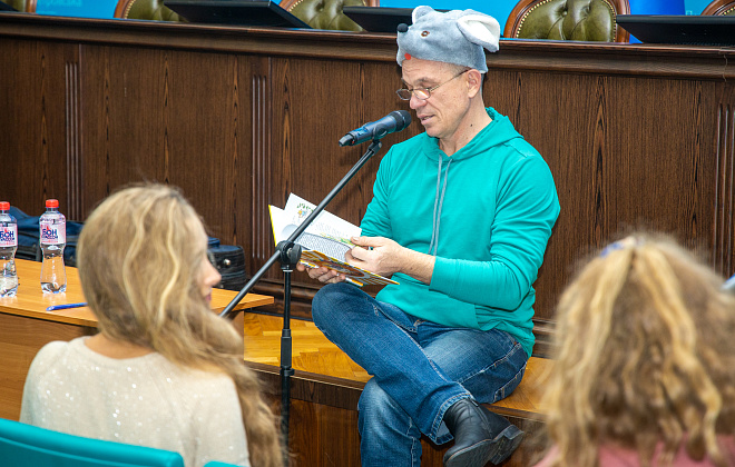 Фентезі та дитяча казка: українські письменники презентували у ДніпроОДА свої книжки 