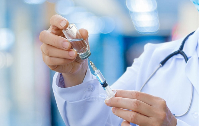 В Минздраве назвали опасные симптомы после вакцинации: когда стоит немедленно обращаться к врачу?