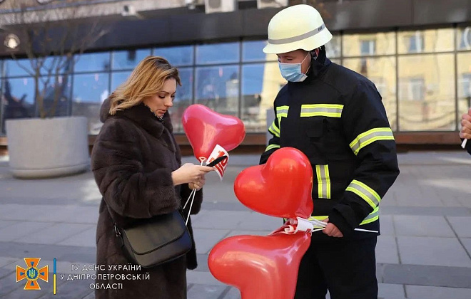 В Днепре спасатели провели акцию «101 причина, почему стоит любить» (ФОТО,ВИДЕО)