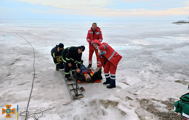 На Днепропетровщине  два рыбака провалились под лед, один из них погиб (ФОТО)