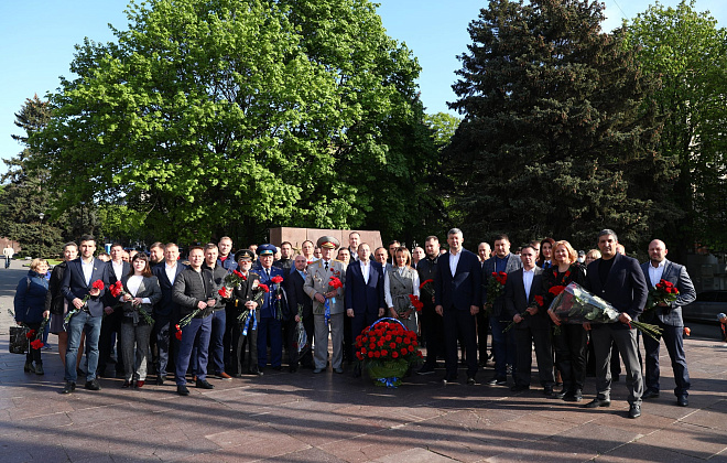 Команда ОПЗЖ возложила цветы к Монументу Вечной Славы в Днепре