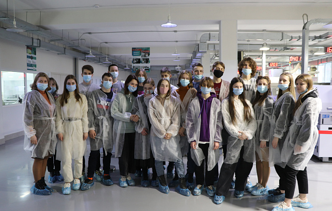 На заводе ABM Technology состоялась экскурсия для учеников медицинского лицея «Днипро» (ФОТО)