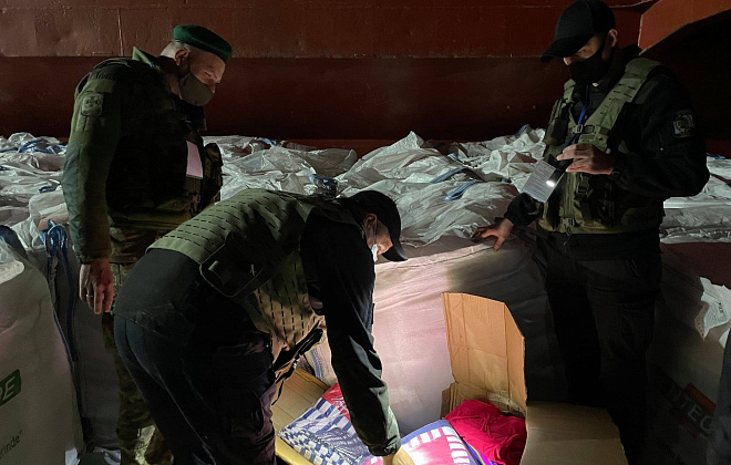 Пограничники обнаружили рекордную партию контрабанды одежды, которую привезли на теплоходе с цементом в Николаев