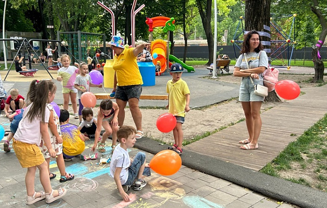 Кінотеатр просто неба, екскурсії, дискотеки та різні пізнавальні розваги: парки Дніпра запрошують на веселий вікенд дорослих і дітей