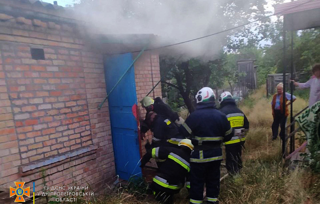 Під час ліквідації пожежі врятовано чоловіка: у Марганці на території приватного домоволодіння горіла літня кухня 