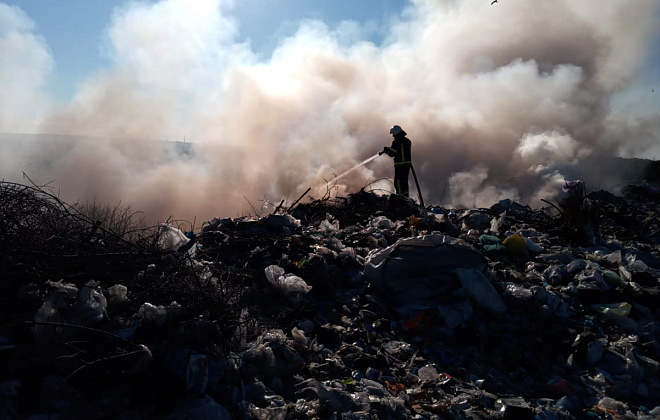 В Днепропетровской области уже третьи сутки пытаются погасить пожар на свалке (ФОТО)