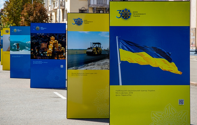 Знакові люди, події та місця «застигли» на світлинах: у Кривому Розі встановили фотостенди, присвячені незалежності України 