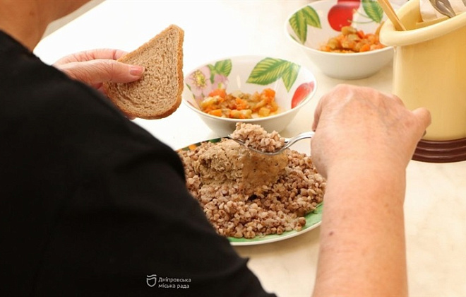 Смачно та різноманітно: у Дніпрі щомісяця понад 8 тисяч підопічних терцентру отримують гарячі обіди