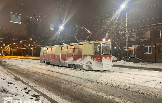 4 снігоприбиральні та 11 пасажирських трамваїв працювали всю ніч, щоб розчистити колії від снігу у Дніпрі