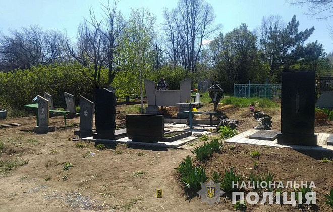 В Донецкой области мужчина подорвался на взрывном устройстве во время уборки на кладбище 