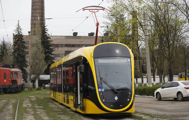 У Дніпрі випробовують новий український низькопідлоговий трамвай