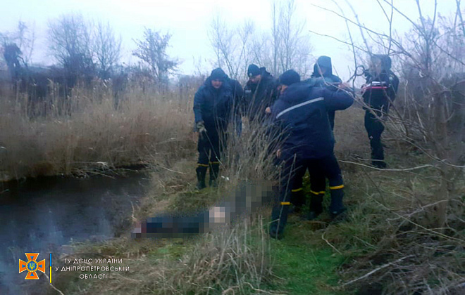 Ужасная находка: на Днепропетровщне из канала достали тело мужчины 