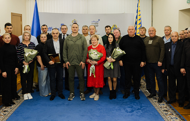 У Дніпропетровській ОВА напередодні професійного свята відзначили працівників автомобільної і дорожньої галузі