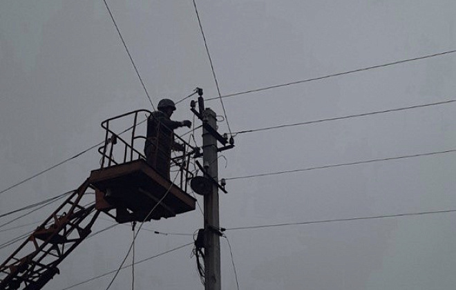 Протягом тижня енергетики ДТЕК відновили електропостачання після обстрілів для понад 12 тисяч родин Дніпропетровщини