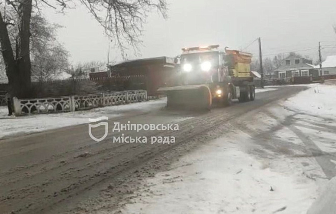 Автошляхи Дніпра обробляють протиожеледною сумішшю