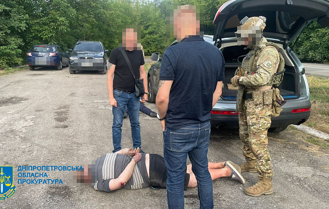 Продавали вогнепальну зброю та наркотики: на Дніпропетровщині затримали міжрегіональну злочинну групу