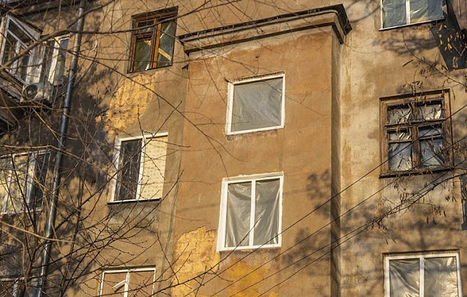 Дніпровські комунальники приводять до ладу ушкоджені ранковими обстрілами будинки