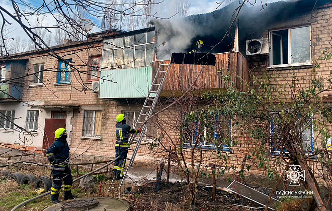 Під час пожежі у Кривому Розі вогнеборці врятували шість осіб, серед них троє дітей