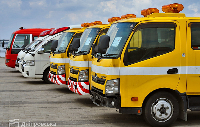 Для допомоги мирним людям: Дніпро отримав від Осаки шість машин спецтехніки 