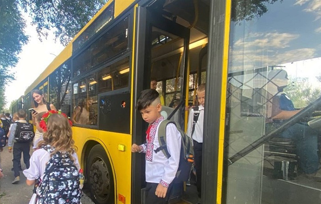 Для учнів шкіл, де неможливо облаштувати укриття, організували безкоштовні перевезення до інших закладів освіти