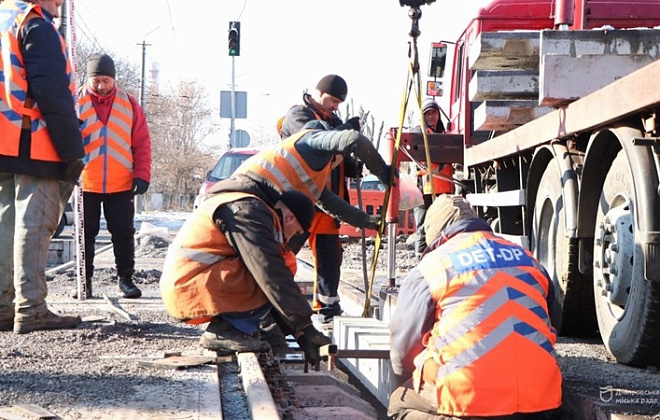Для безпеки водіїв і пасажирів: у центрі Дніпра ремонтують аварійну колію: коли завершать роботи