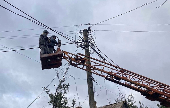 На Дніпропетровщині енергетики ДТЕК повернули світло у 13 тисяч домівок, що були знеструмлені через обстріли