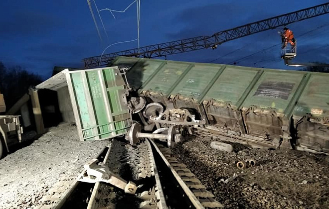 Ночью под Днепром перевернулись восемь вагонов поезда (ФОТО)
