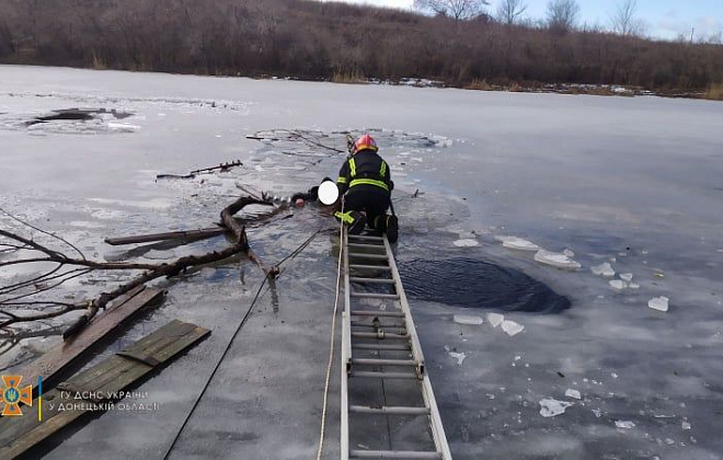 Пошел за рыбой и ушел под лед: в Донецкой области бойцы ГСЧС спасали любителя поудить