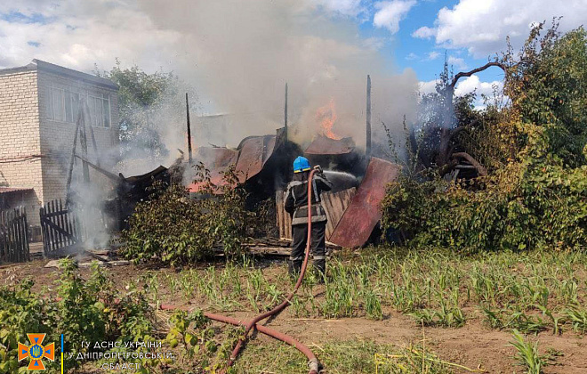 На Дніпропетровщині рятувальники ліквідували пожежу в приватному сіннику (ФОТО)