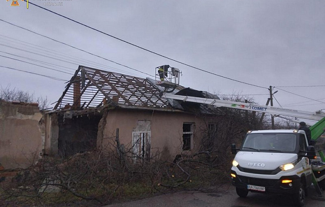 Снесло крышу: в Ужгороде из-за сильного ветра пострадали сельский клуб и жилой дом