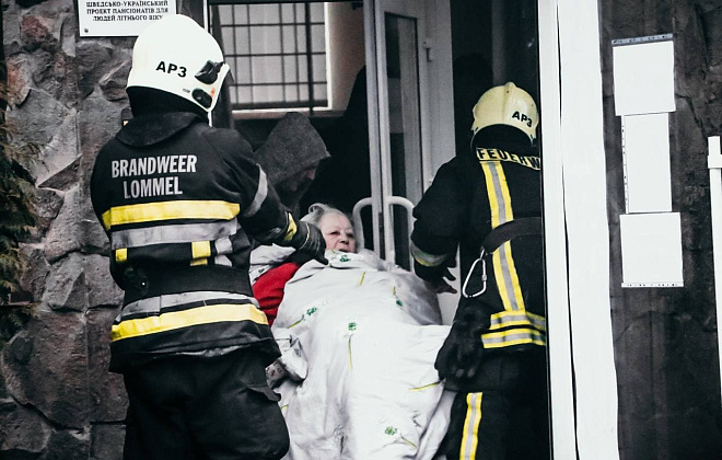 В Киеве горел дом престарелых. Внутри здания находились 65 человек (ФОТО)