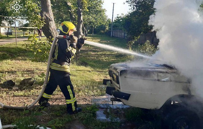 У Криворізькому районі посеред вулиці спалахнув легковий автомобіль