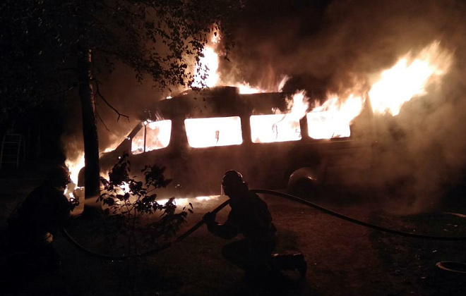 Ночью в Кривом Роге сгорел микроавтобус (ФОТО)
