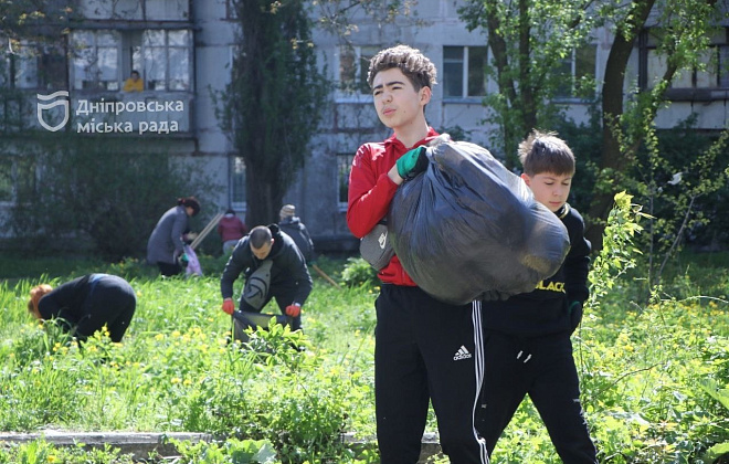 У Дніпрі містяни влаштували суботник у Шевченківському районі задля підтримки чистоти біля своїх осель