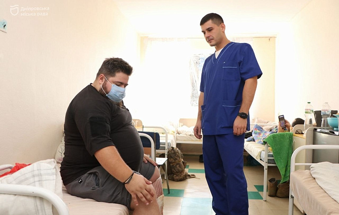 У Дніпрі близько десятка міських лікарень щоденно рятують поранених захисників