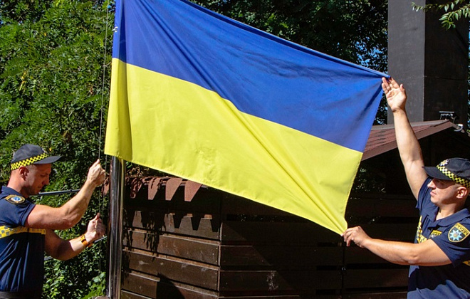 В Днепре на Монастырском острове впервые подняли Государственный Флаг Украины