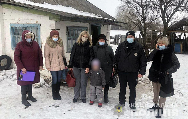 В одном из сел Полтавской области правоохранители обнаружили 5-летнюю девочку, которая уже несколько суток оставалась дома одна