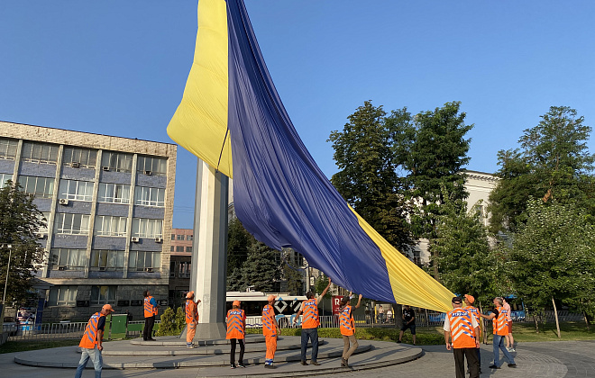 Один из крупнейших флагов страны: в Днепре заменили 25-килограммовый флаг
