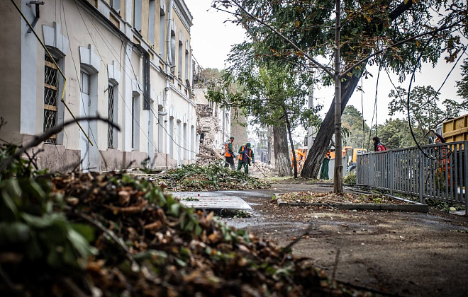Майже півсотні житлових будинків пошкоджено: комунальники Дніпра продовжують ліквідовувати наслідки нічного ракетного обстрілу  