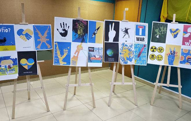 “Разом ми сила” - у Дніпрі дизайнери та художники з різних куточків світу презентували виставку на підтримку України