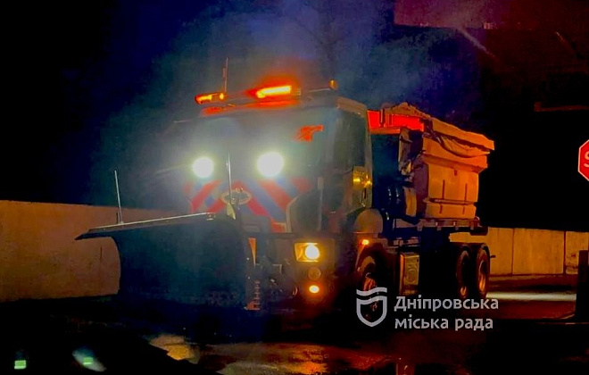 Понад 100 одиниць техніки очищають Дніпро від снігу