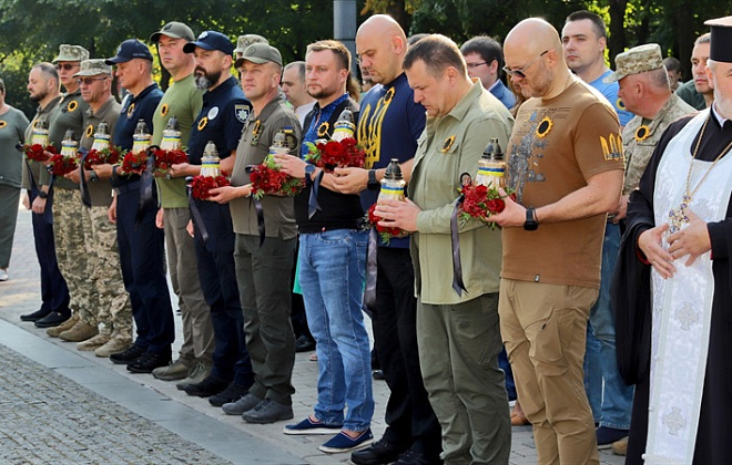 Молитва та хвилина мовчання: Дніпро вшановує пам’ять полеглих українських захисників