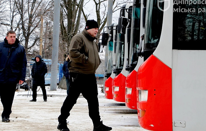 Дніпро отримав від німецького міста п’ять великих комфортних автобусів